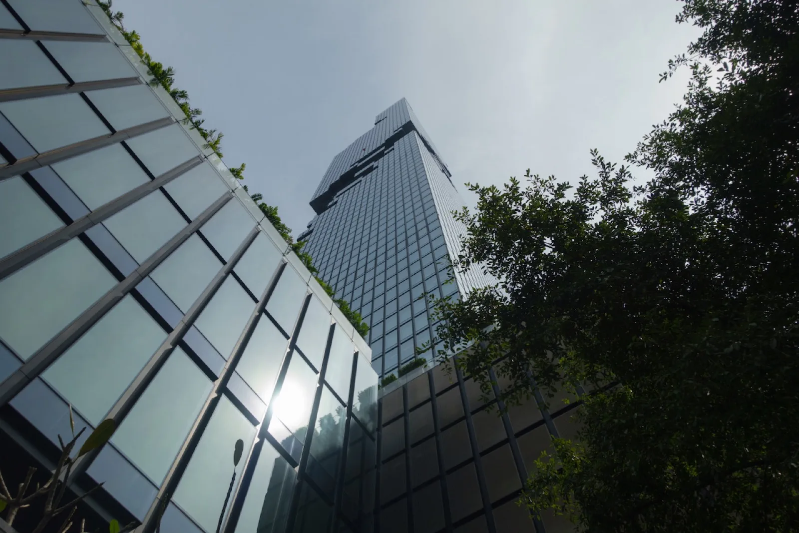 Blick von der Straße hinauf zum Mahanakhon Tower in Silom Bangkok