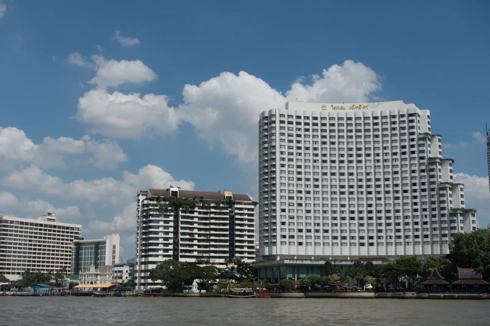 Shangri-La Hotel am Chao Phraya in Bangkok vom Fluss aus gesehen