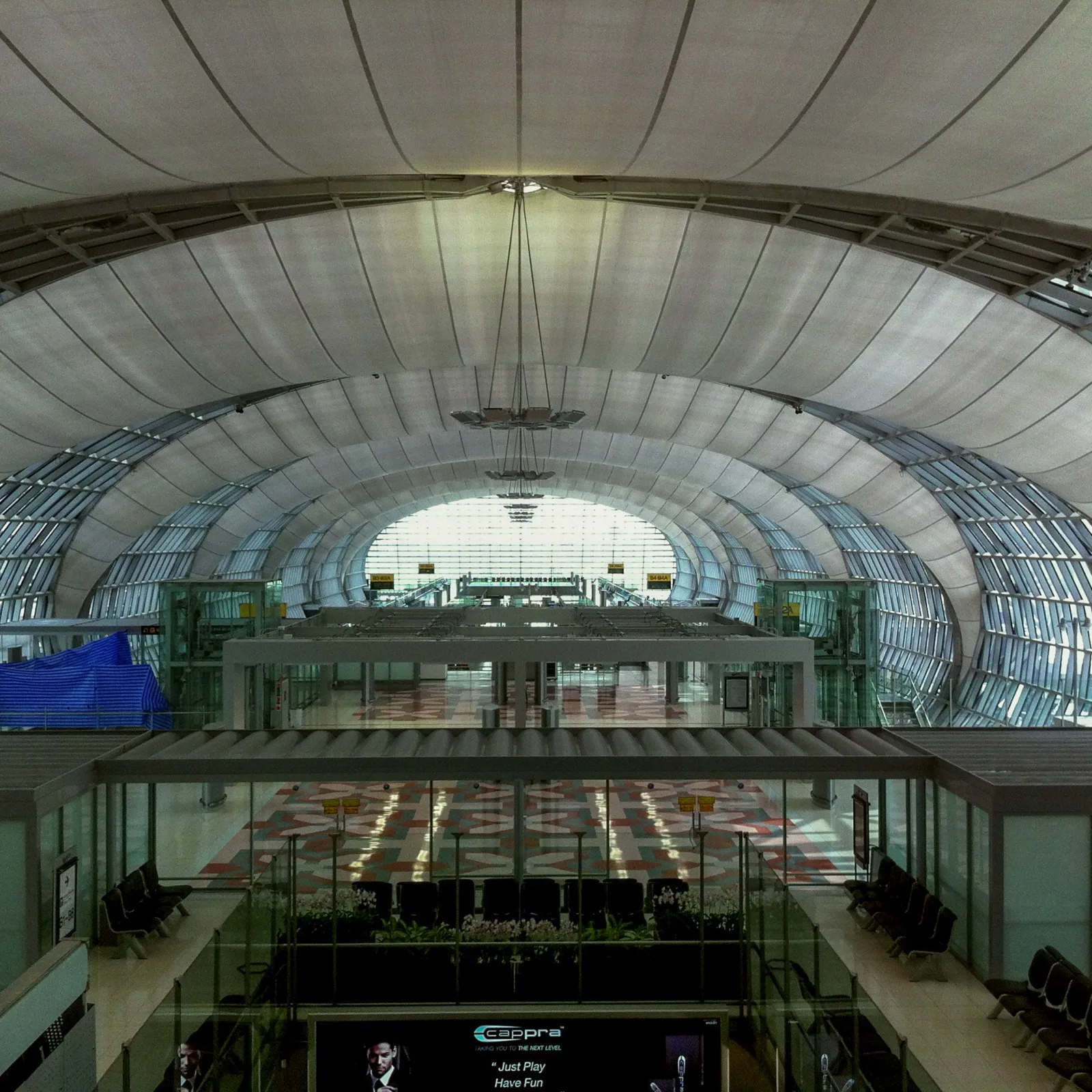 Futuristische Bogen-Architektur des Gate-Bereichs im Flughafen Suvarnabhumi Bangkok