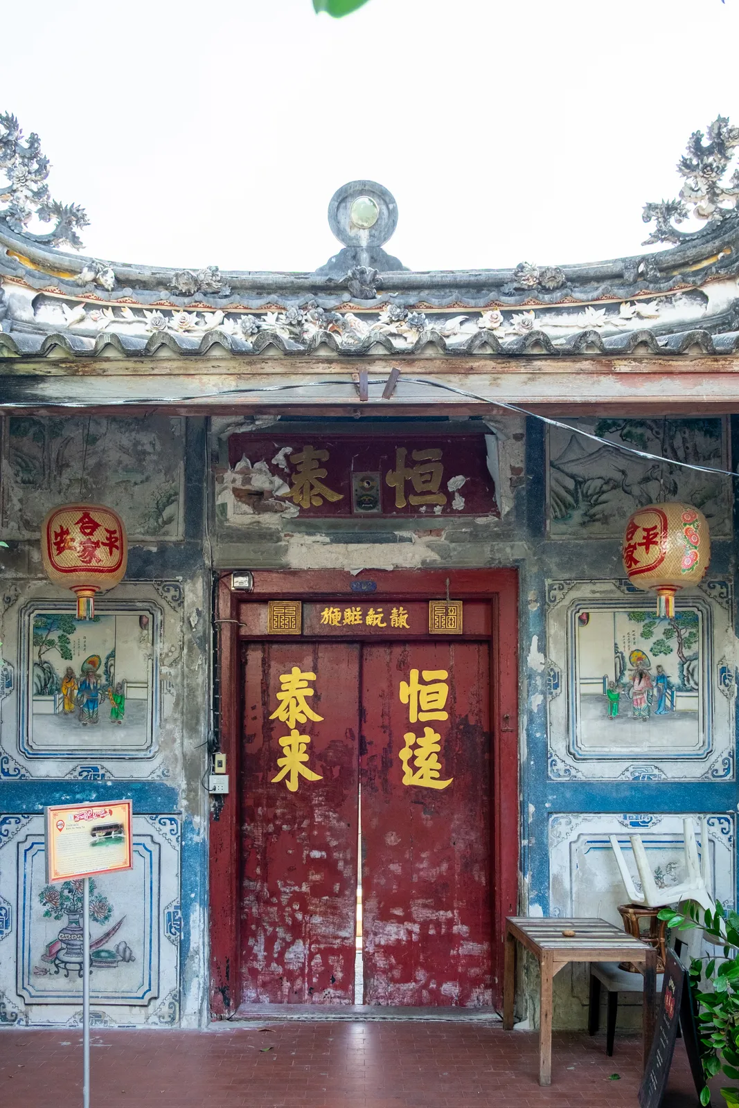 Historisches chinesisches Haus mit roter Tür und Laternen in Talat Noi Bangkok