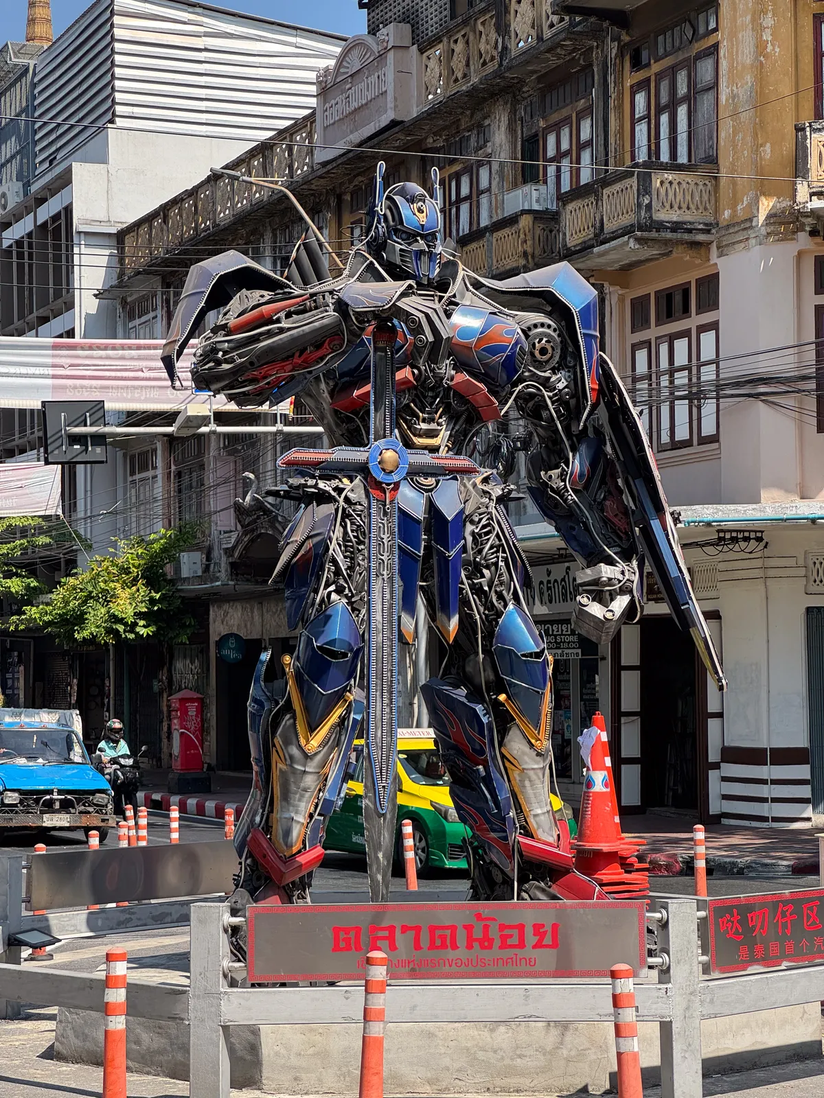 Metallskulptur am Eingang des Viertels Talat Noi in Bangkok
