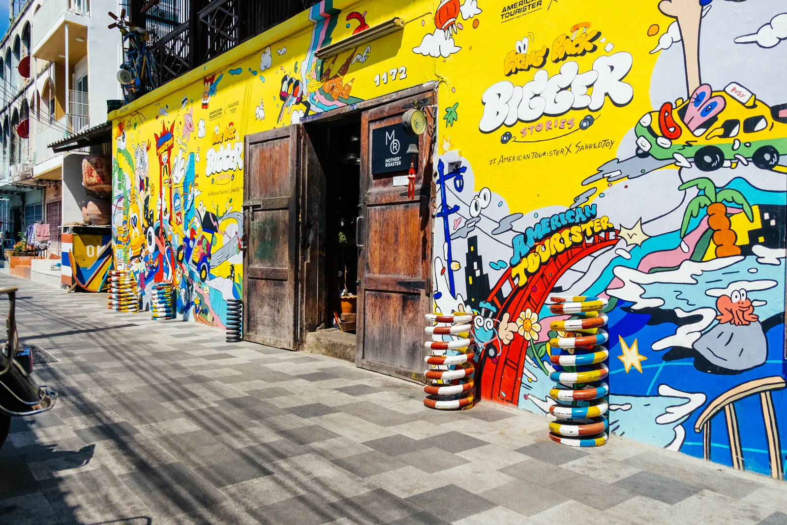 Bunte Streetart-Fassade in einer Gasse von Talat Noi, Bangkok