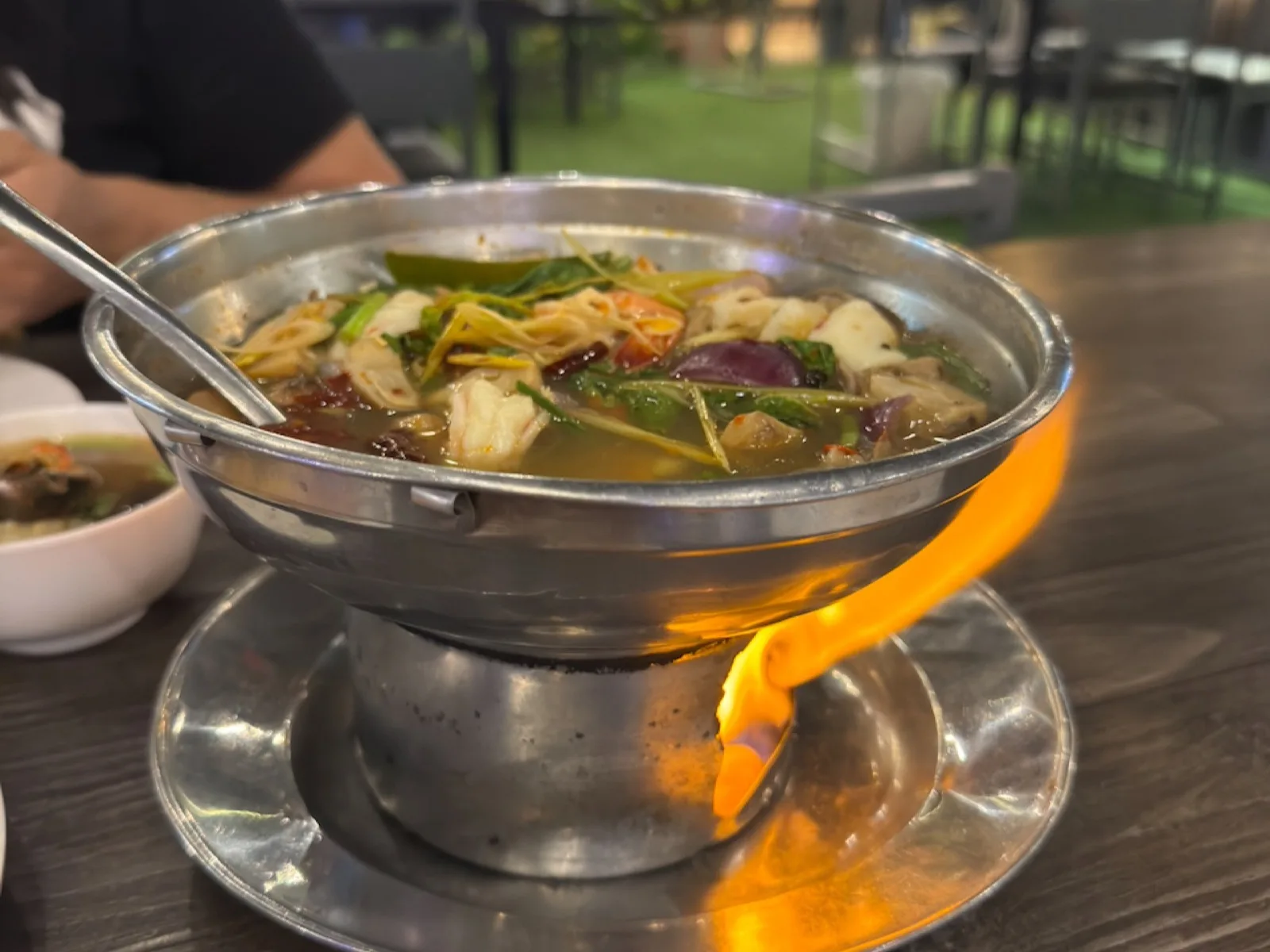 Dampfender Tom-Yum-Feuertopf auf dem Tisch eines Restaurants in Bangkok