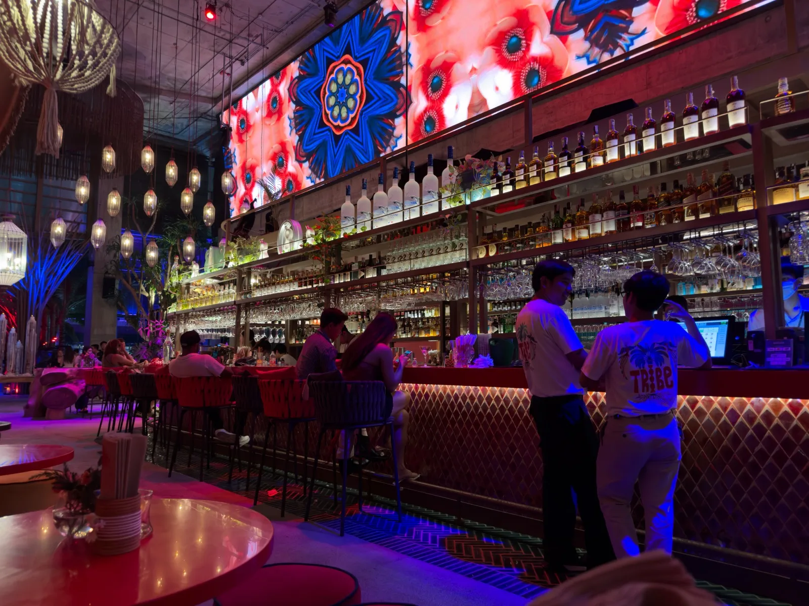 Beleuchtete Bar des Tribe Sky Beach Club mit LED-Wand und Neonlicht an der Sukhumvit in Bangkok