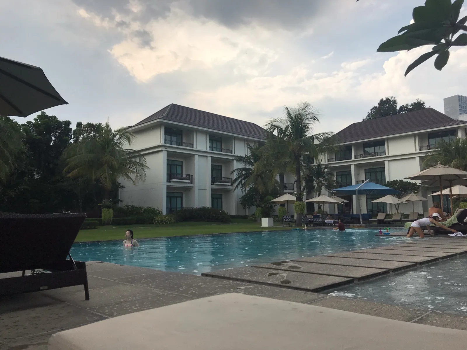Ruhige Poolanlage mit Gartenflügeln im U Sathorn Hotel in Bangkok