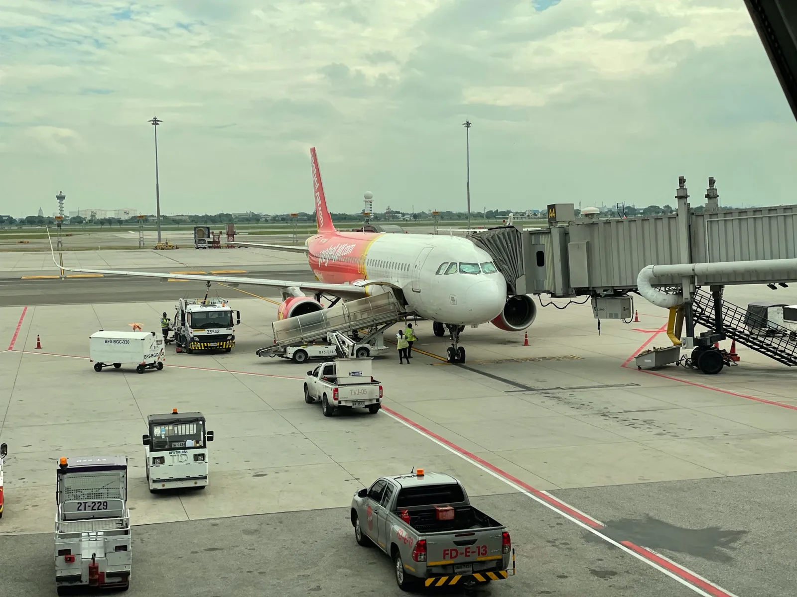 VietJet-Flugzeug an der Gangway eines Flughafens in Bangkok
