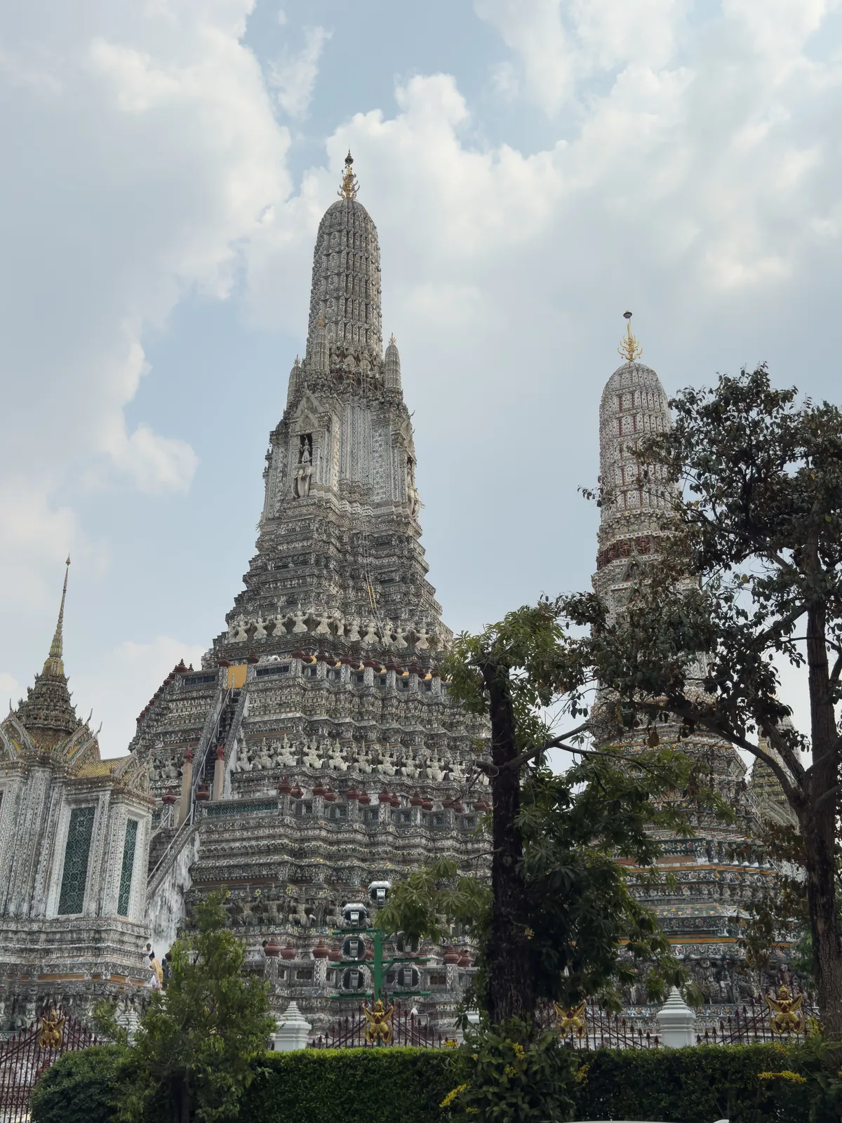 Der zentrale Prang des Wat Arun in Bangkok mit Nebentürmen