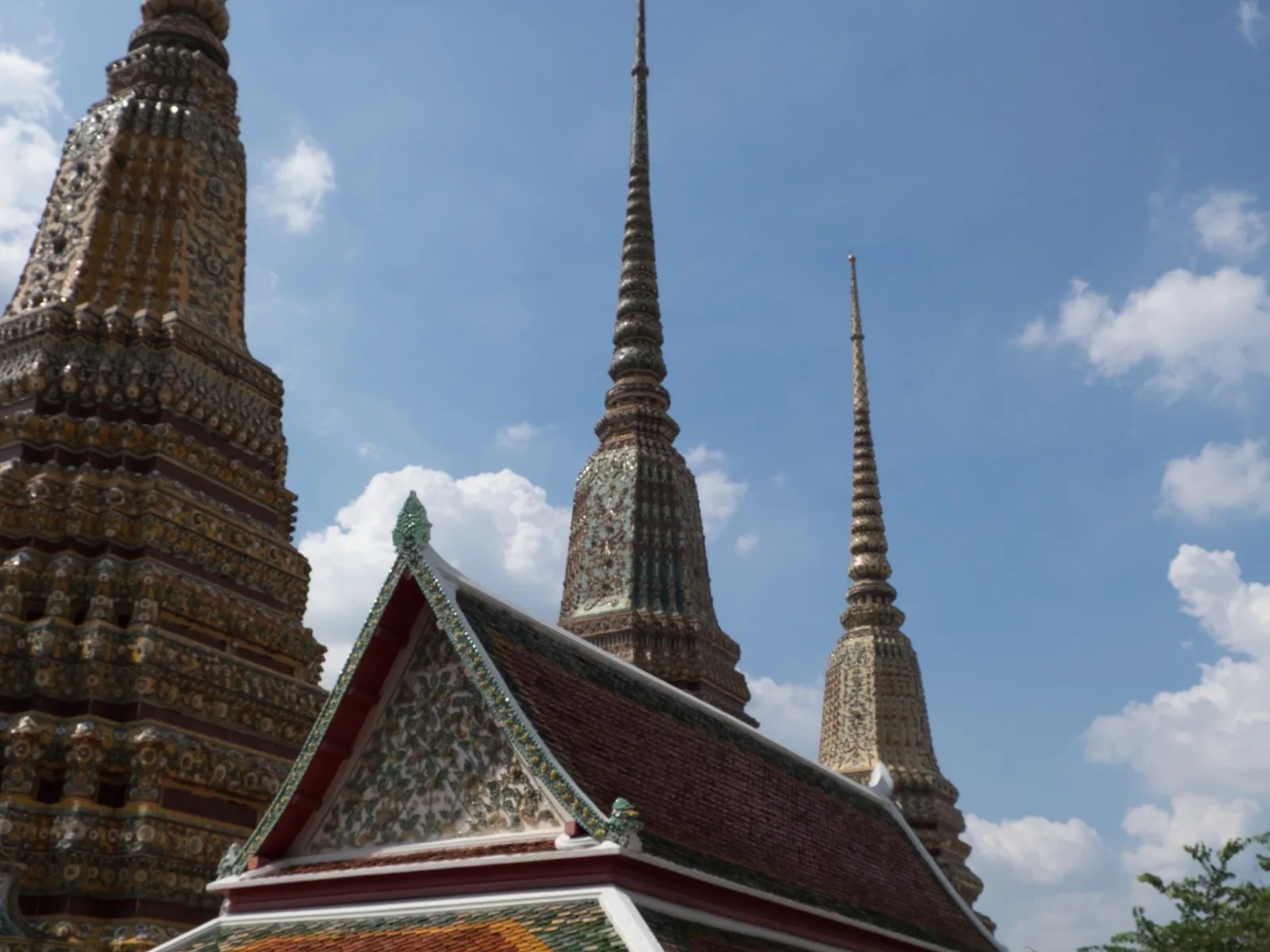 Verzierte Chedis und Giebeldach im Wat Pho in Bangkok