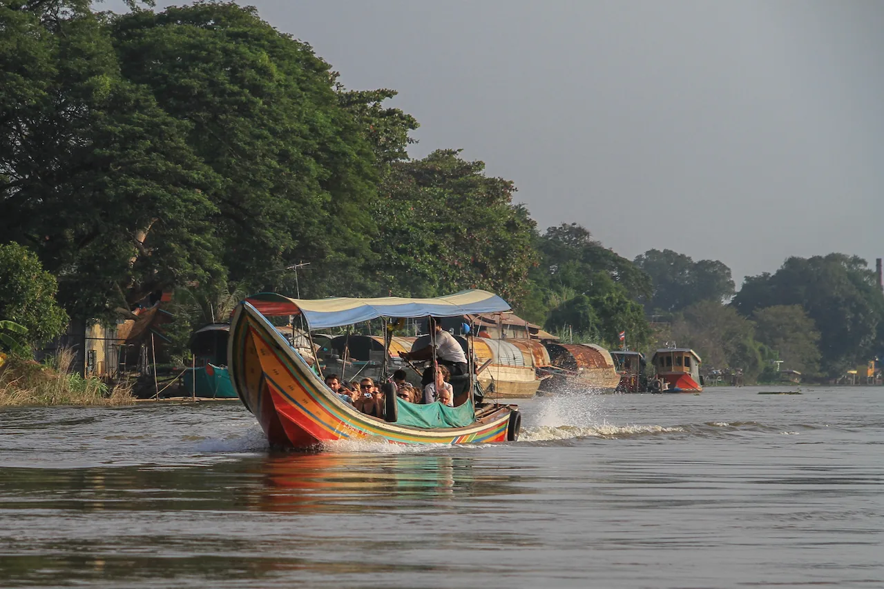 Longtailboot auf dem Fluss vor Ayutthaya