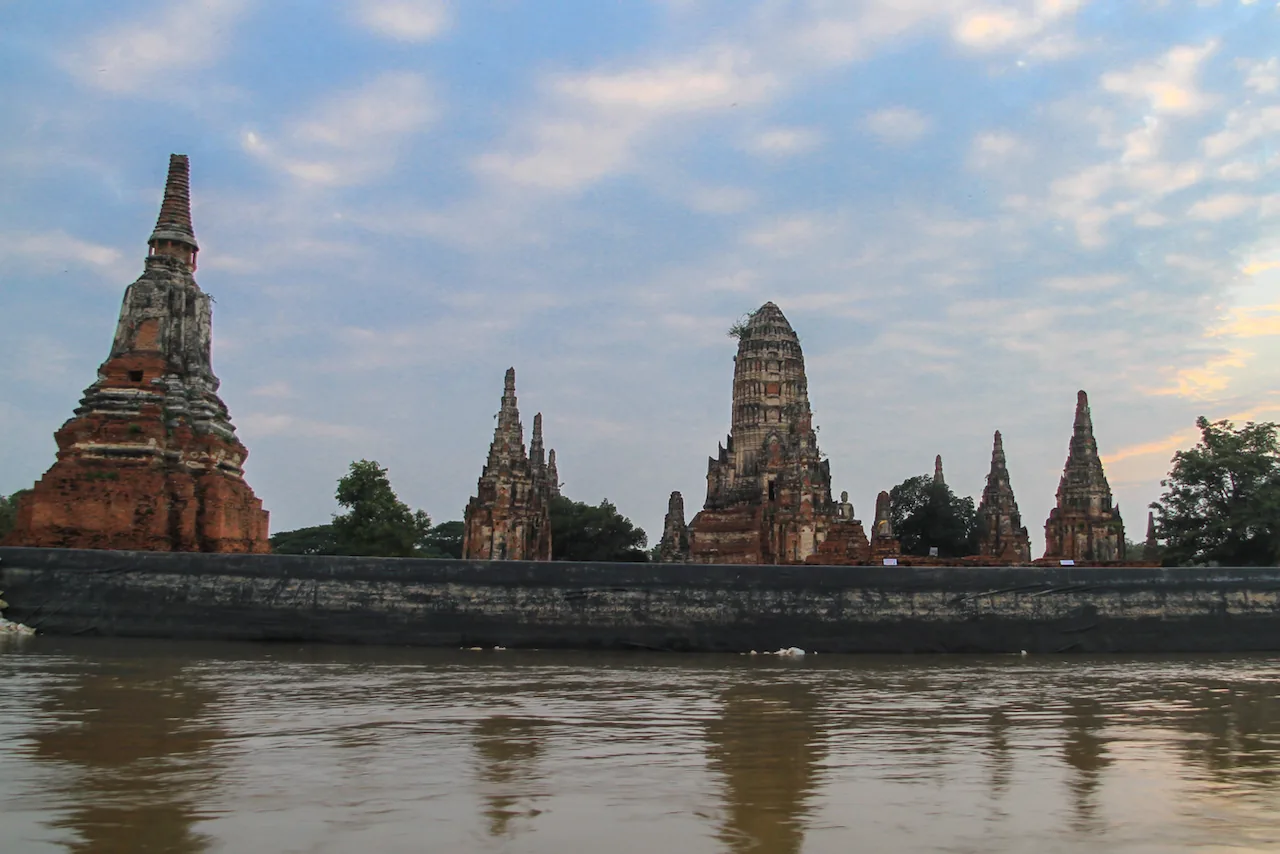 Die Tempeltürme von Wat Chaiwatthanaram am Ufer des Chao Phraya in Ayutthaya