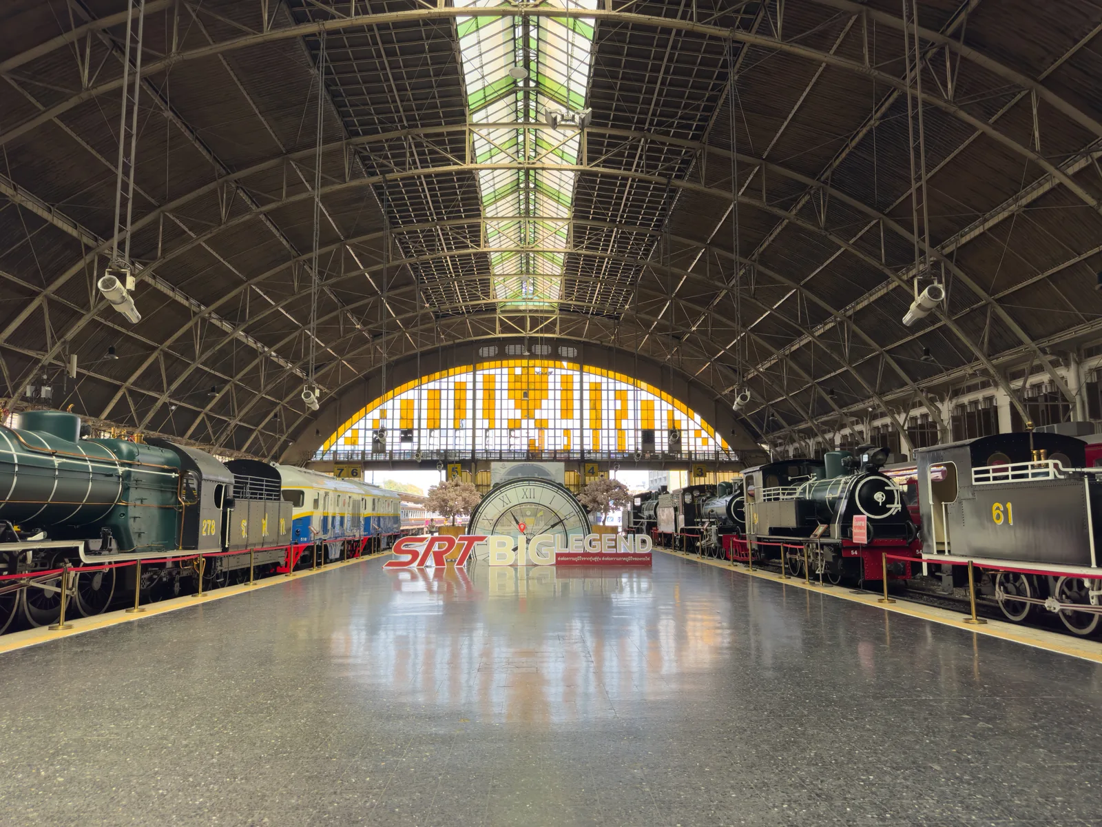 Historische Bahnhofshalle des Hua Lamphong in Bangkok mit gewölbtem Glasdach