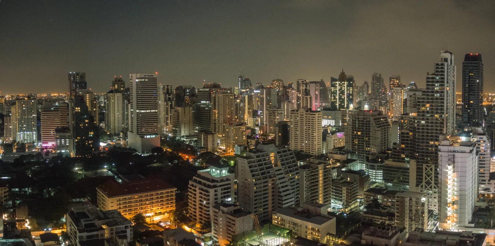 Panorama über die Hochhäuser Bangkoks in der Abenddämmerung