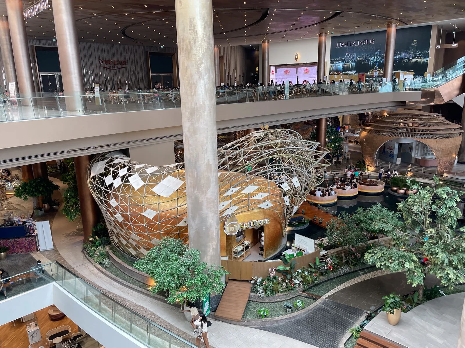 Blick über mehrere Etagen in das Atrium von ICONSIAM mit den kokonförmigen Einbauten