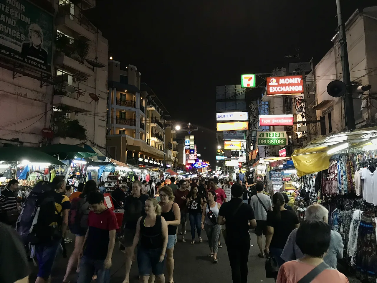 Dichtes Gedränge auf der nächtlichen Khao San Road unter Leuchtreklame