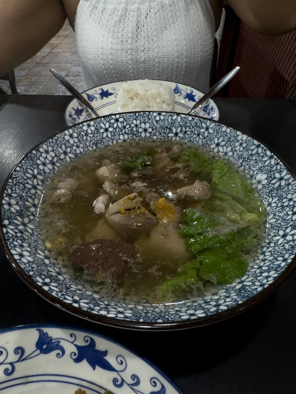 Kleine Schüssel Nudelsuppe mit Fleischstücken und klarer Brühe