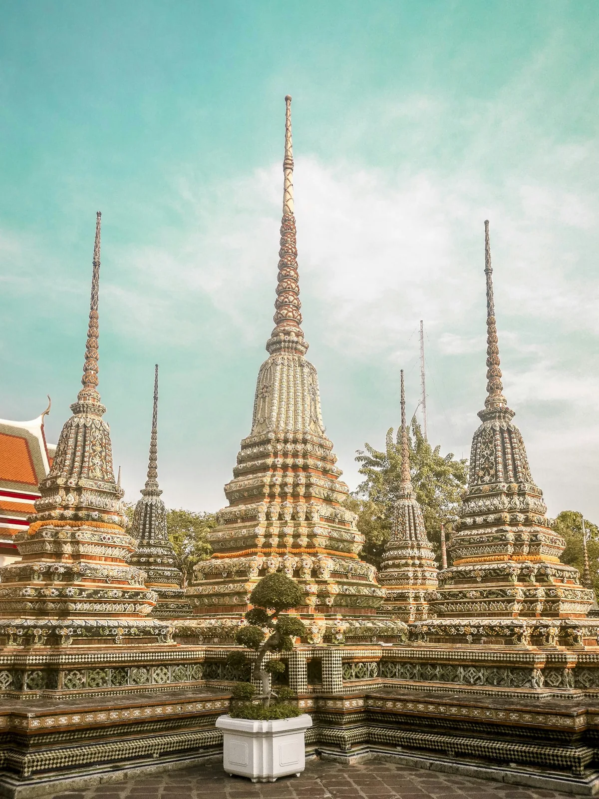 Songkran Wasserschlacht in Bangkok, Menschen mit Wasserpistolen in bunter Menschenmenge