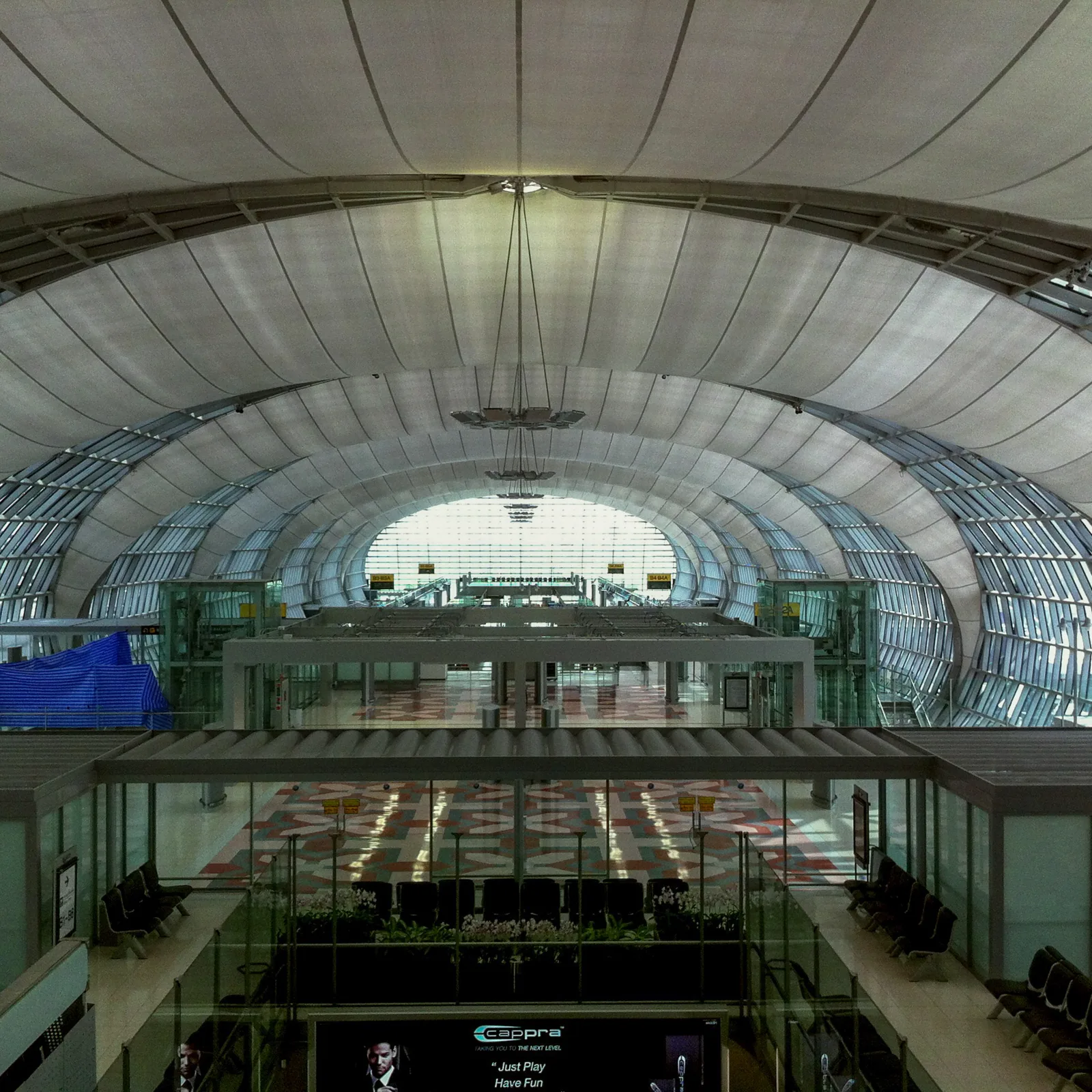Weite Ankunftshalle im Flughafen Suvarnabhumi mit Wegweisern zur Passkontrolle