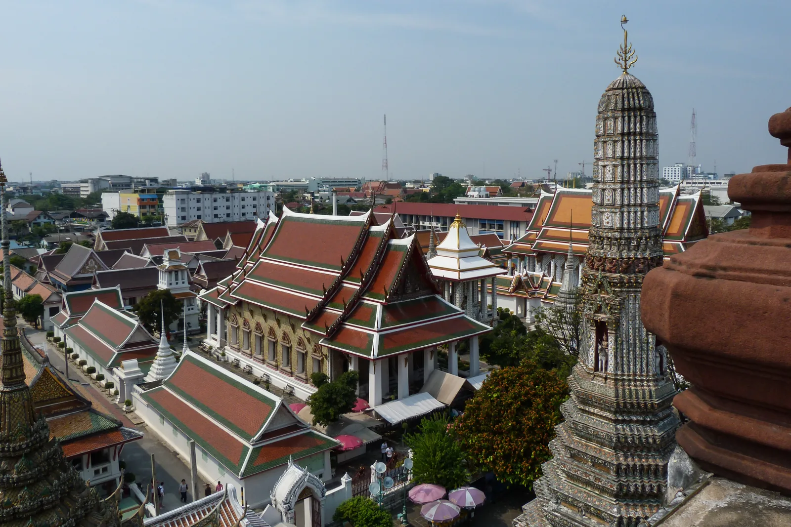 Blick über die geschwungenen Tempeldächer und Prangs auf der Thonburi-Seite
