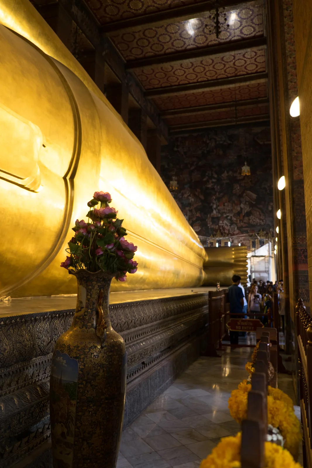Der vergoldete liegende Buddha im Wat Pho, in voller Länge durch die Halle gesehen