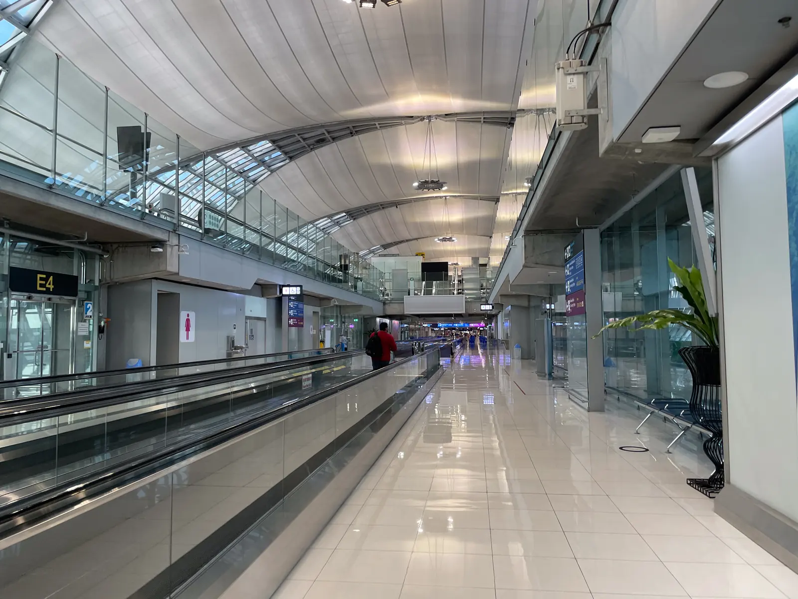 Leeres Laufband in einem langen Terminalgang des Flughafens Suvarnabhumi nahe Gate E4